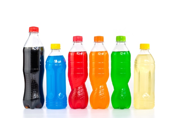 Разноцветные напитки в изолированных пластиковых бутылках.