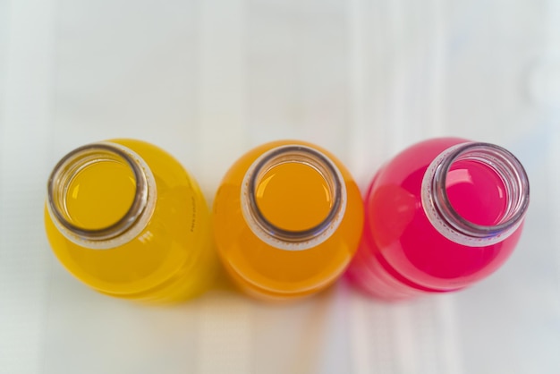 Разноцветные бутылки энергетического спортивного напитка с разными вкусами