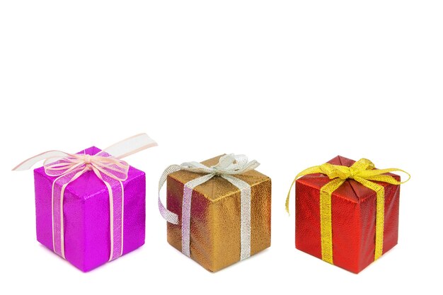 Foto scatole regalo multicolori con fiocchi per il design di natale o capodanno isolato