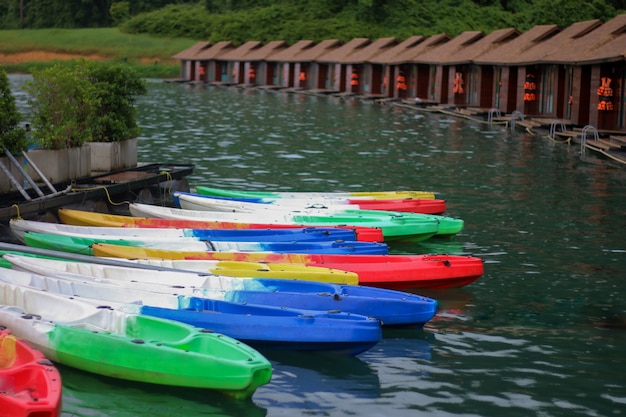 Photo multi-colored kayaks floating beside the accommodation