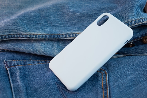 Фото Разноцветный чехол для мобильного телефона на джинсовом фоне