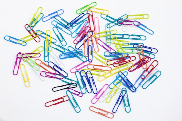 Foto multi-colored paperclips groep op witte bureaubladachtergrond