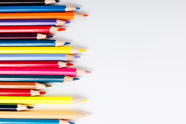 Разноцветные карандаши для рисования. Острые карандаши.