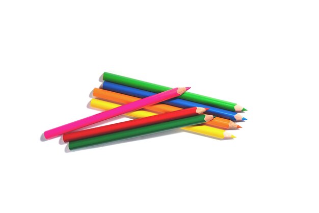 白い背景に分離された複数の色鉛筆