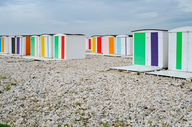 Foto ombrelli multicolori sulla spiaggia contro il cielo