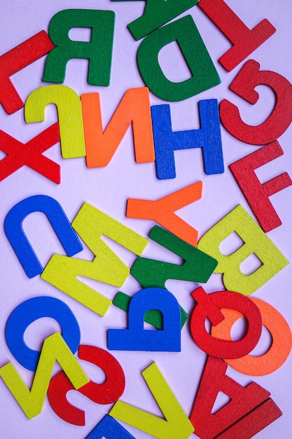 разноцветные деревянные буквы на белом фоне