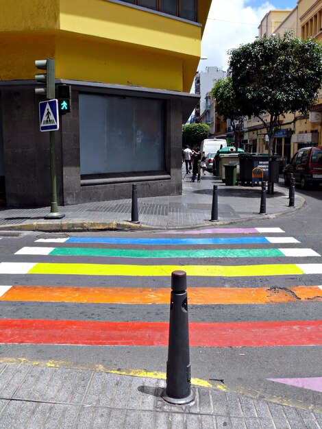Фото Многоцветная зебра пересекает городскую улицу против здания