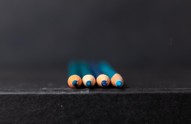 Photo multi colour pencils isolated on black background close up shot