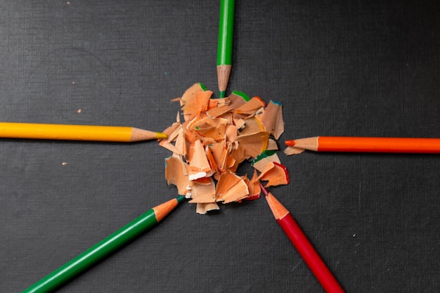 Photo multi colour pencils isolated on black background close up shot