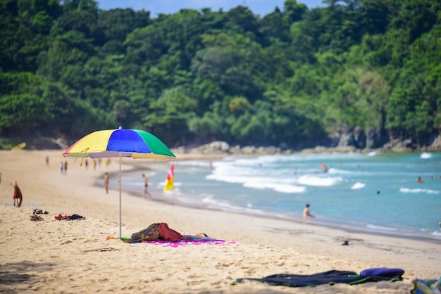 Foto ombrello multicolore sul motivo estivo spiaggia