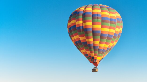 Multi-coloured ballon die in de hemel in Cappadocia vliegt