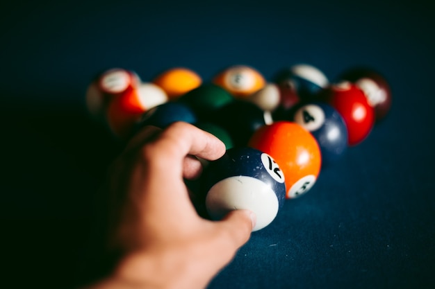 Multi-coloured biljartballen op een blauwe tafel