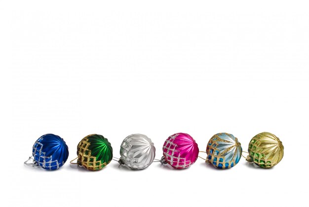 Multi-coloured kerstballen op wit