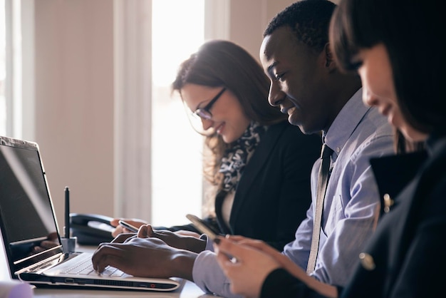 Foto imprenditori multietnici che lavorano in ufficio