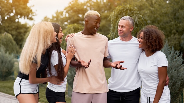 Photo multi-ethnic group people teenage friends. african-american, asian, caucasian student spending time together multiracial friendship