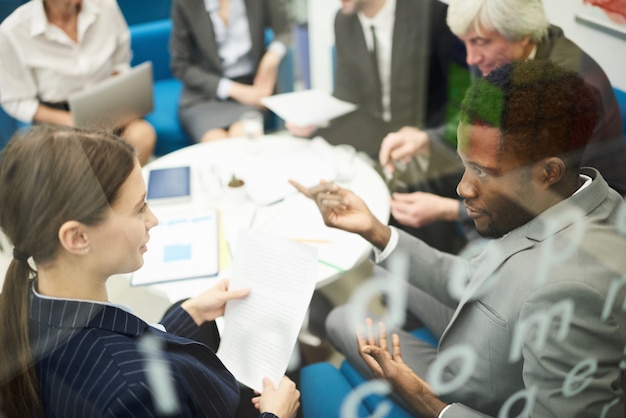 Photo multi-ethnic people in meeting