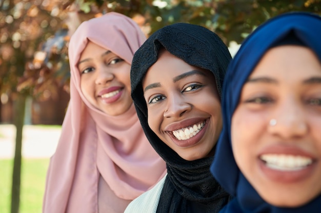 multi-etnisch groepsportret van zakenvrouw in traditionele islamitische kleding