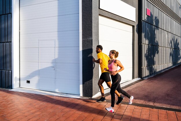 Multi-etnisch sportief stel dat buiten traint