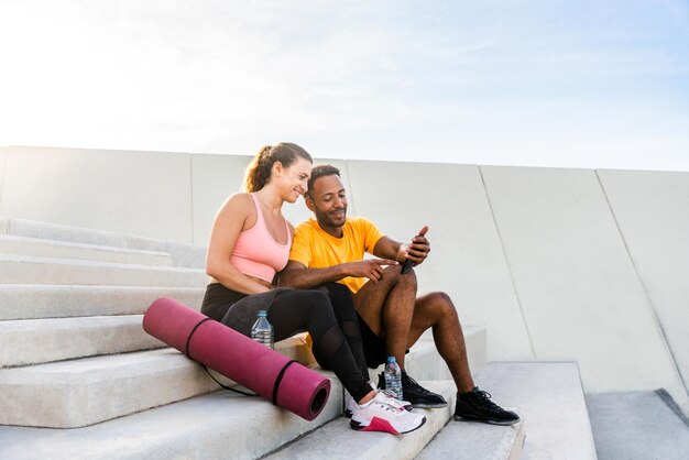 Multi-etnisch sportief stel dat buiten traint