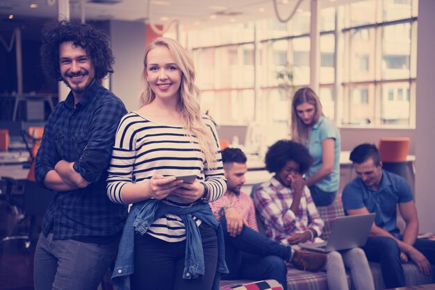 Foto multi-etnisch start-up business team op het ontmoeten van twee voor de andere