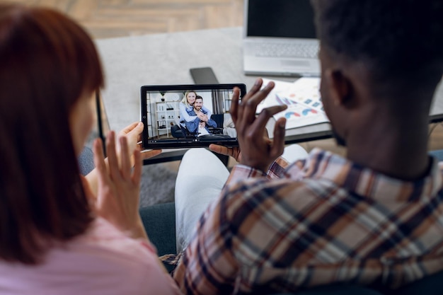 Foto multi-etnisch stel met videogesprek op digitale tablet