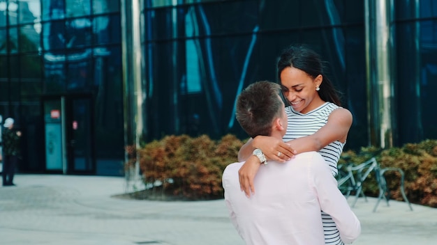 Foto multi-etnisch verliefde paar tijd samen doorbrengen in het centrum van de grote stad man met vrouw in...