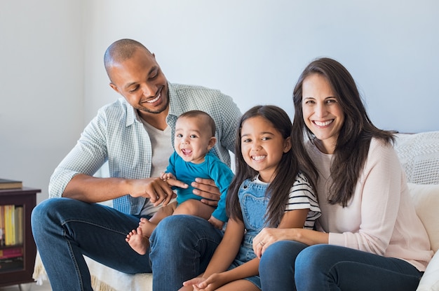 Multi-etnische en gelukkige familie op sofa