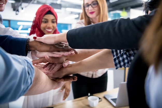 multi-etnische groep jonge zakenmensen die succes vieren op hun werkplek in startup-kantoorsucces en winnend concept