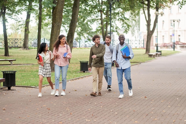 Multi-etnische groep jongeren die samen lopen