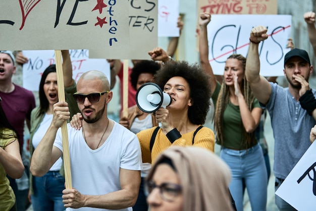 Foto multi-etnische groep mensen die op straat protesteert tegen rassendiscriminatie