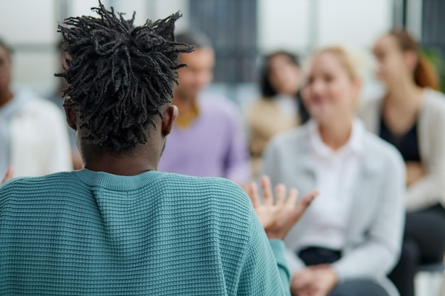 Multi-etnische groep mensen in publiek op zakelijke conferentie