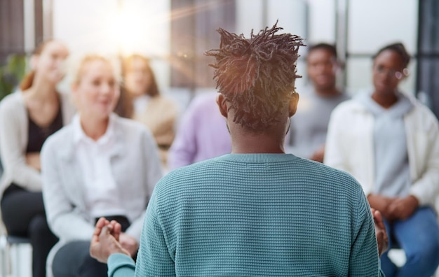 Multi-etnische groep mensen in publiek op zakelijke conferentie