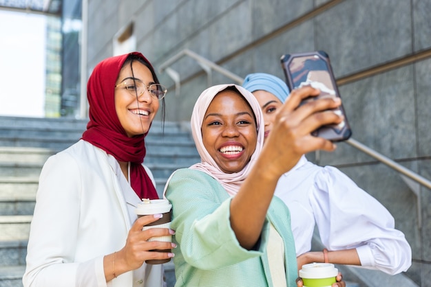 multi-etnische groep moslimmeisjes die vrijetijdskleding en traditionele hijaab dragen