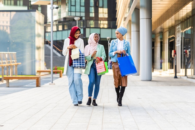 multi-etnische groep moslimmeisjes die vrijetijdskleding en traditionele hijab-binding dragen