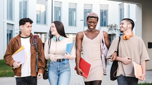 Multi-etnische groep studenten die samen lopen terwijl ze praten