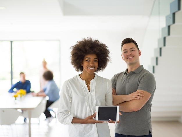 Multi-etnische groep zakenmensen die een businessplan bespreken in het startbureau