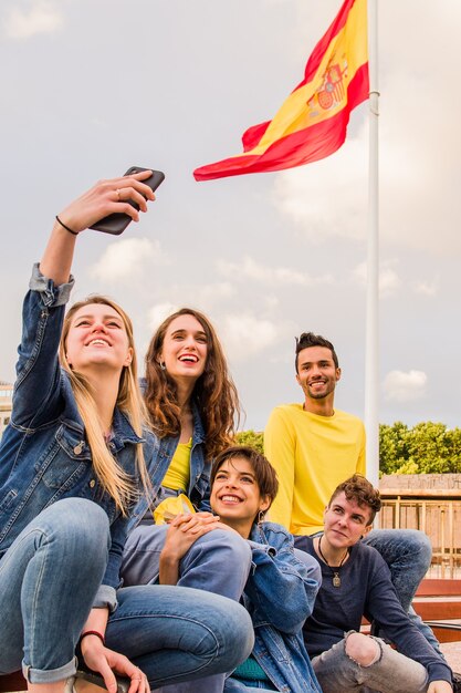 Multi-etnische jonge groep met diverse etnische nemen een selfie met mobiele telefoon in spanje