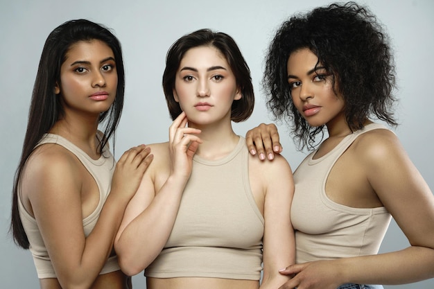 Multi-etnische schoonheid en huidverzorging. Groep mooie vrouwen met een verschillende etniciteit.