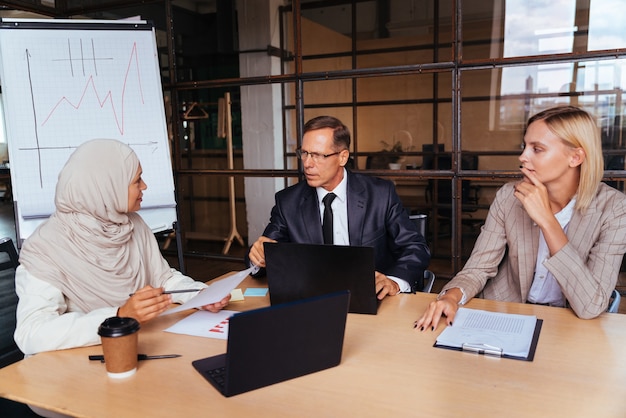 Multi-etnische zakelijke teamvergadering op kantoor voor een strategisch marketingplan - Kantoorpersoneel, ondernemers en bedrijfsmedewerker aan het werk in een multinationale onderneming