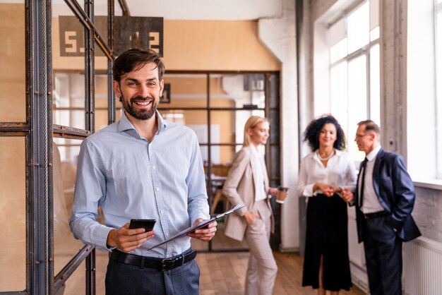 Multi-etnische zakelijke teamvergadering op kantoor voor een strategisch marketingplan - kantoorpersoneel, ondernemers en bedrijfsmedewerker aan het werk in een multinationale onderneming