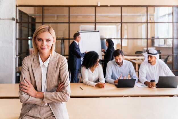 Foto multi-etnische zakelijke teamvergadering op kantoor voor een strategisch marketingplan - kantoorpersoneel, ondernemers en bedrijfsmedewerker aan het werk in een multinationale onderneming