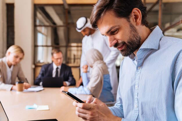 Multi-etnische zakelijke teamvergadering op kantoor voor een strategisch marketingplan