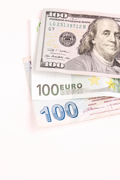 Multi euro dolar contanti e monete, diversi tipi di banconote di nuova generazione, bitcoin, lira turca