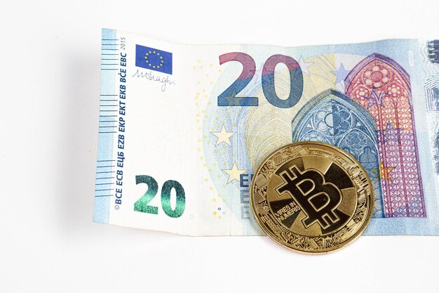 マルチユーロドルの現金と硬貨、さまざまな種類の新世代紙幣、ビットコイン、トルコリラ