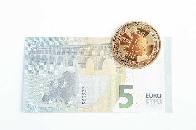 멀티 유로 달러 현금 및 동전, 다양한 유형의 신세대 지폐, 비트코인, 터키 리라