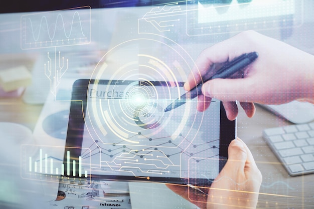 Multi-expositie van mensenhanden die een digitaal apparaat vasthouden en gebruiken en tekening van het data-thema Innovatieconcept