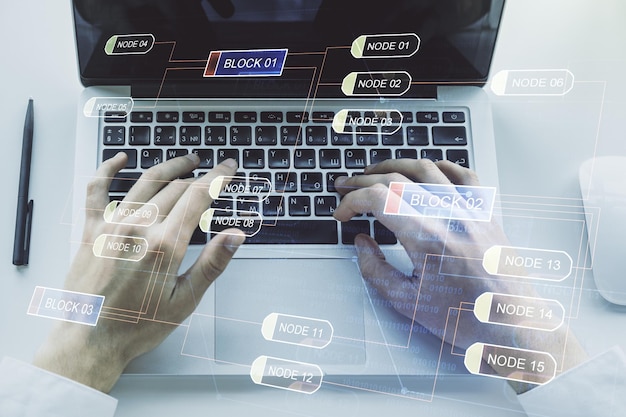 人工知能とニューラル ネットワークの概念の背景にコンピューターのキーボードで入力する抽象的な創造的なコーディング スケッチと手の多重露出