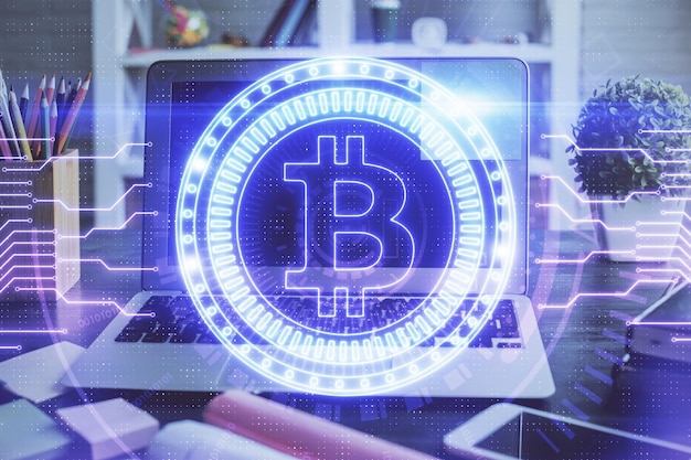 Многократная экспозиция блокчейна и криптоэкономики тема голограмма и таблица с компьютерным фоном Концепция криптовалюты биткоин