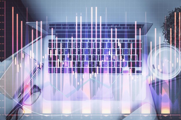 Мультиэкспозиция рисунка финансовой диаграммы на фоне таблицы с компьютером Концепция исследования Вид сверху