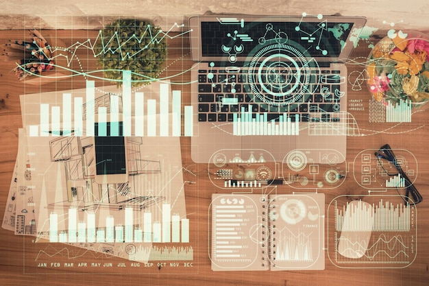 Фото Мультиэкспозиция рисунка финансовой диаграммы на фоне таблицы с компьютером концепция исследования вид сверху